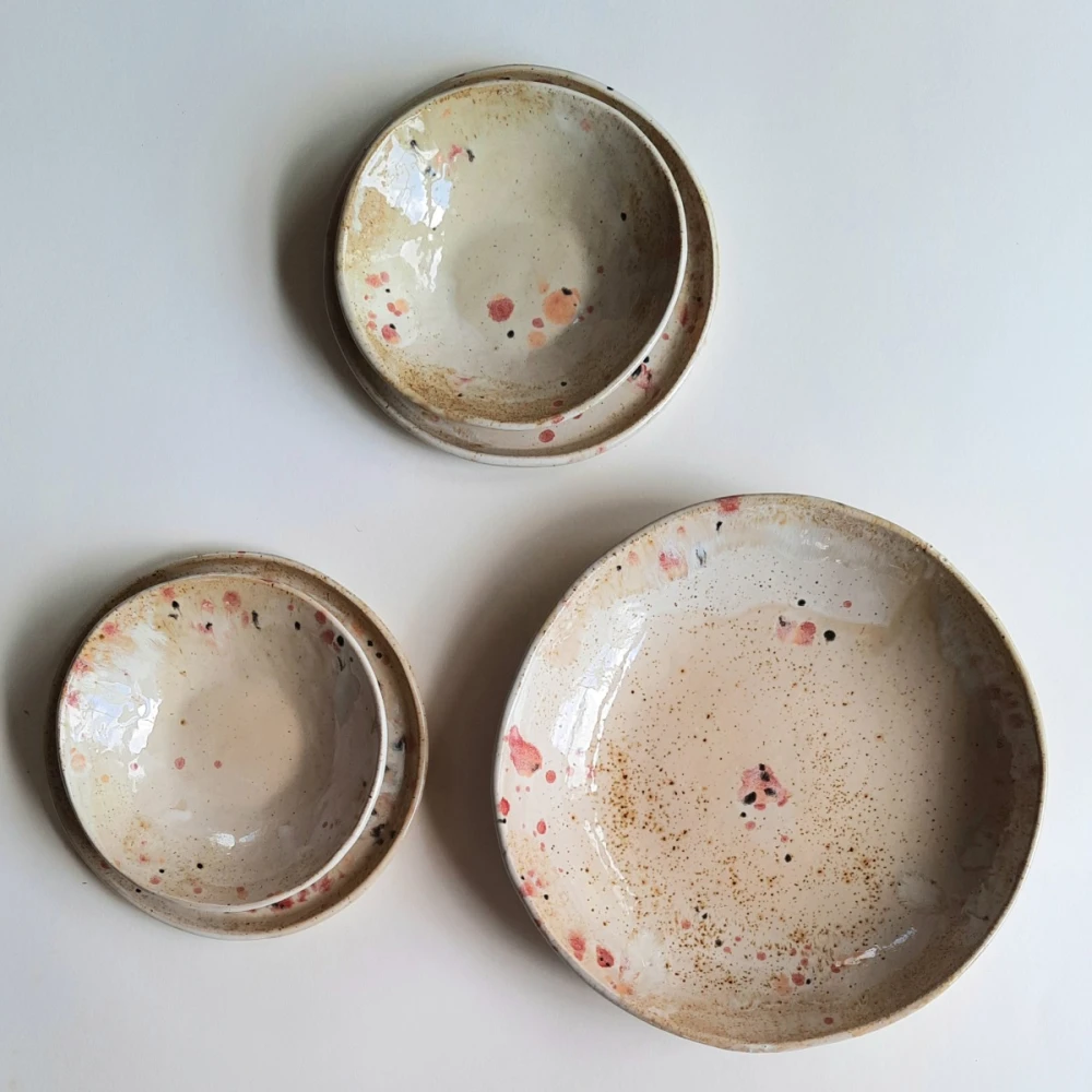 komplet ceramicznych naczyń